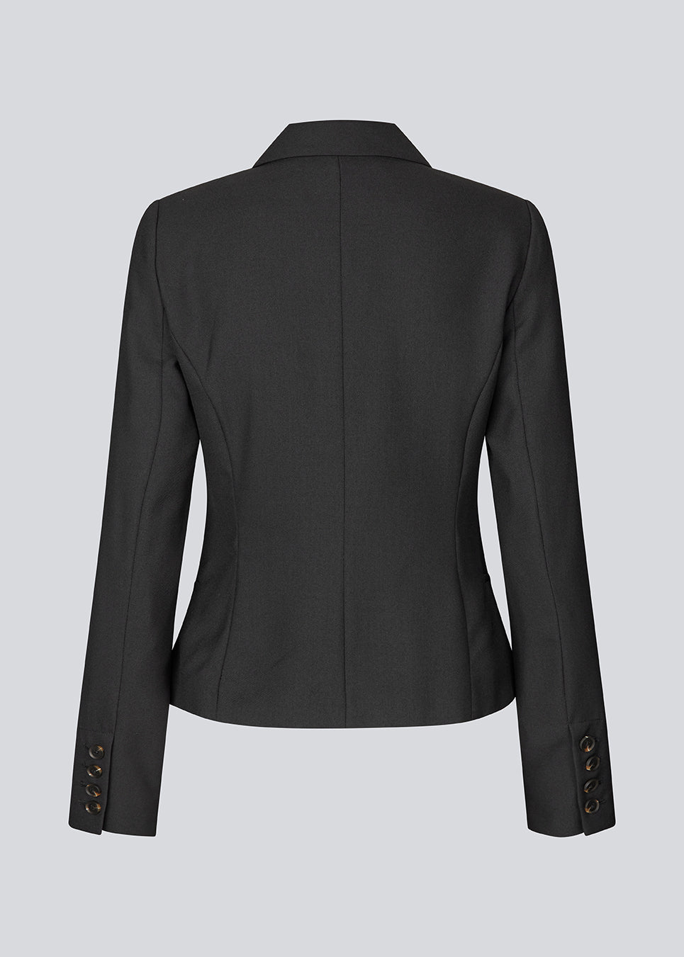 GaleMD 2 short blazer er en nyfortolkning af vores klassiske Gale-design, men i en lettere kvalitet og nyt design. Blazeren er let cropped, figursyet, har knaplukning og to lommer fortil.&nbsp;
