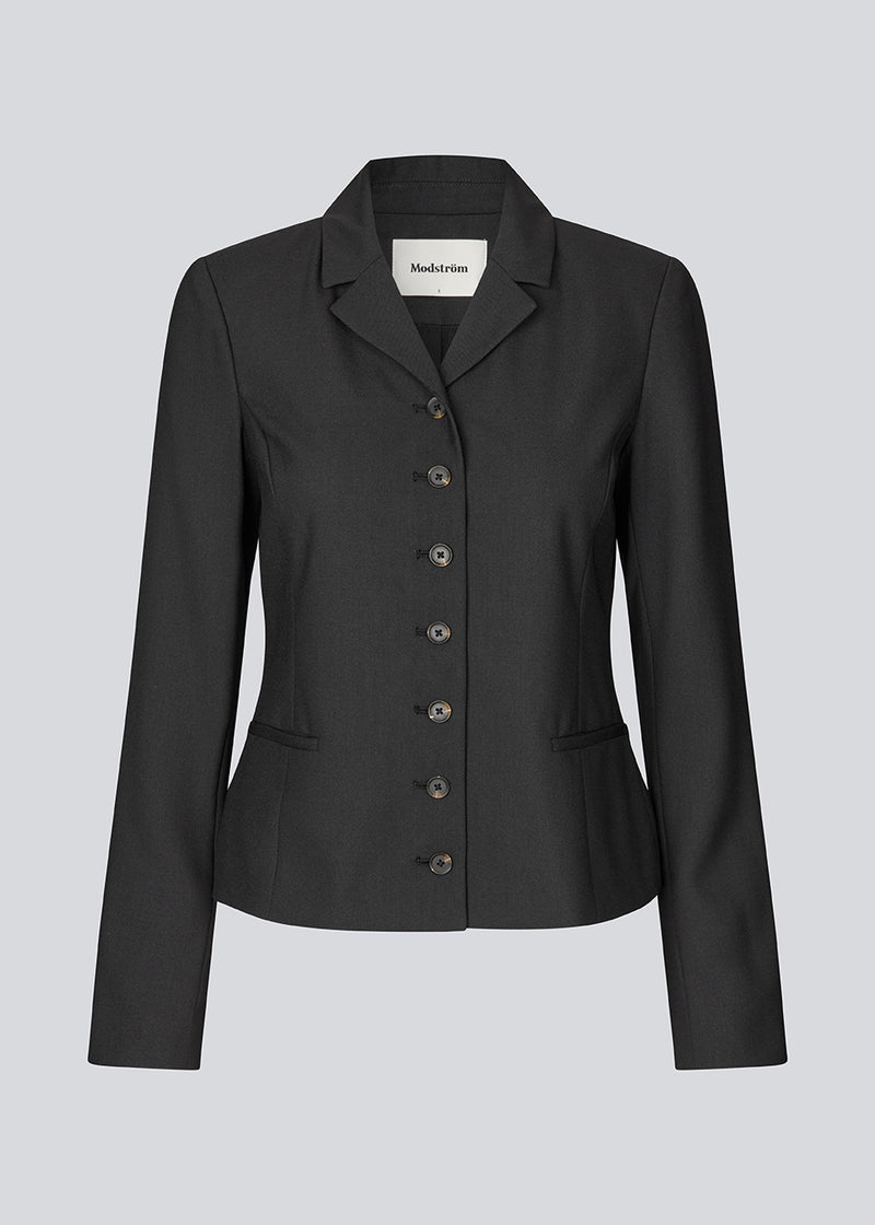GaleMD 2 short blazer er en nyfortolkning af vores klassiske Gale-design, men i en lettere kvalitet og nyt design. Blazeren er let cropped, figursyet, har knaplukning og to lommer fortil.&nbsp;