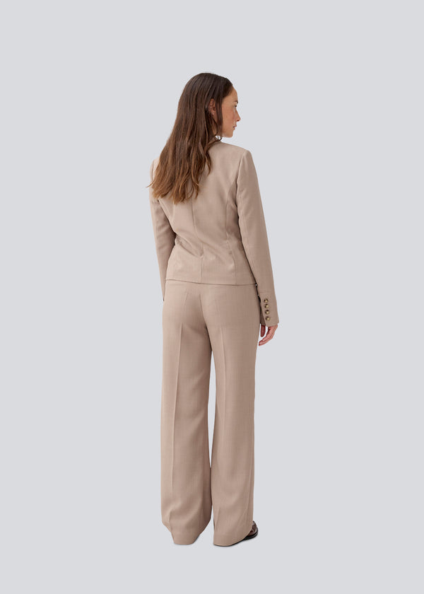 GaleMD 2 blazer har det klassiske Gale-design, men i en lettere kvalitet. Blazeren er let cropped, figursyet, har knaplukning og to lommer fortil.