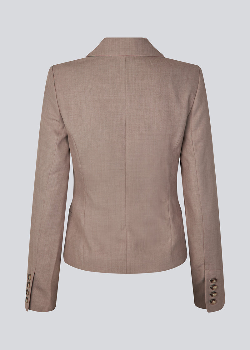 GaleMD 2 blazer har det klassiske Gale-design, men i en lettere kvalitet. Blazeren er let cropped, figursyet, har knaplukning og to lommer fortil.