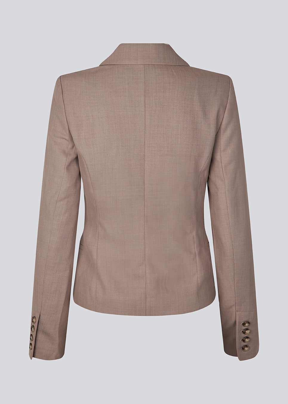 GaleMD 2 blazer har det klassiske Gale-design, men i en lettere kvalitet. Blazeren er let cropped, figursyet, har knaplukning og to lommer fortil.