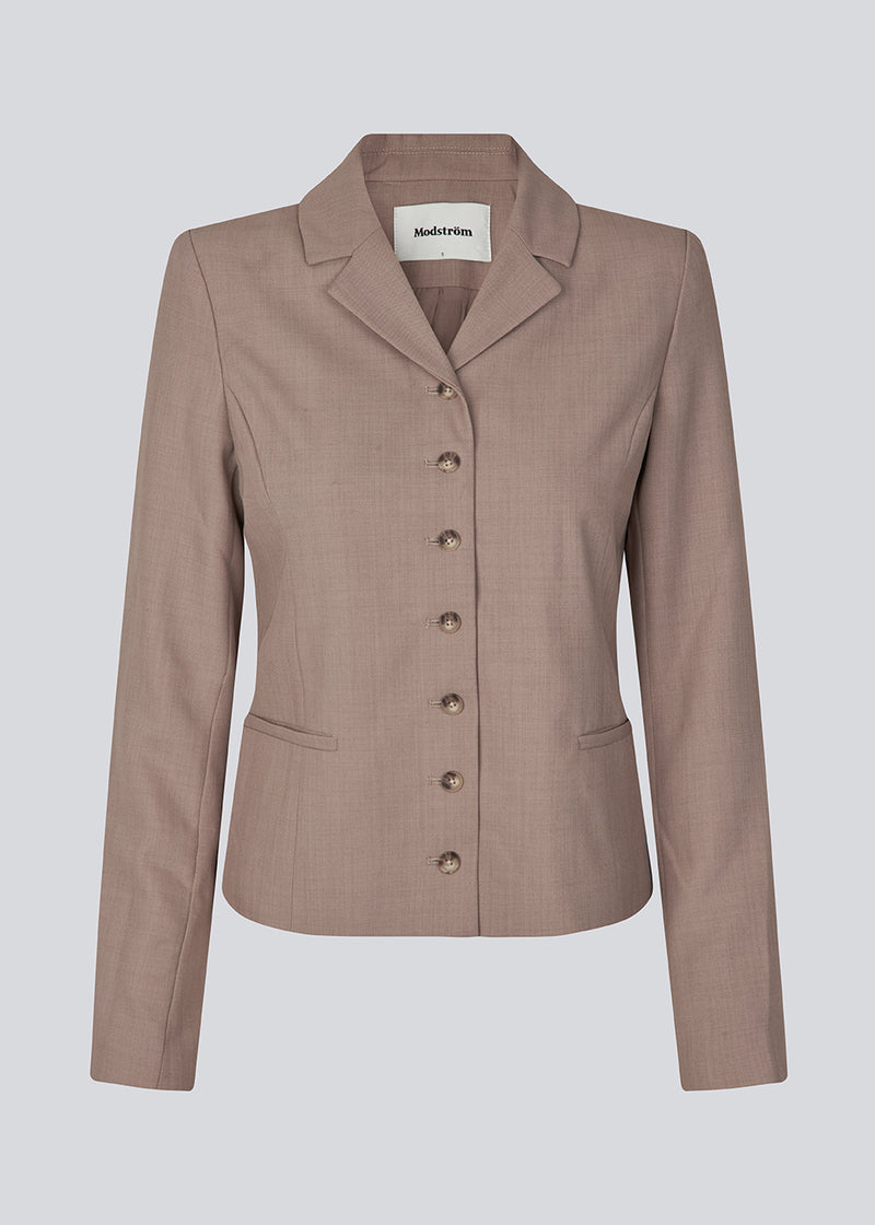 GaleMD 2 blazer har det klassiske Gale-design, men i en lettere kvalitet. Blazeren er let cropped, figursyet, har knaplukning og to lommer fortil.