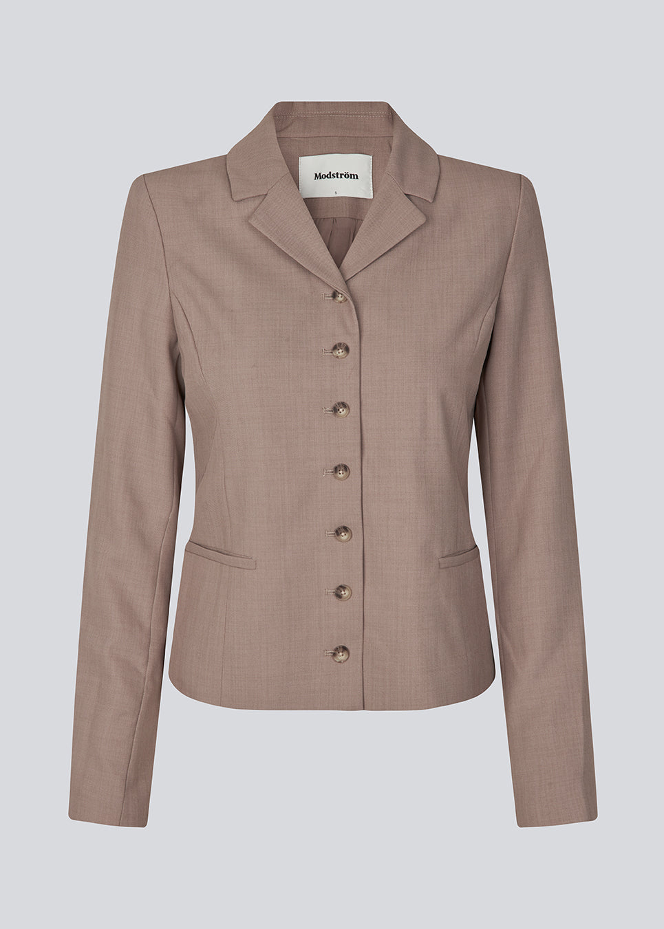 GaleMD 2 blazer har det klassiske Gale-design, men i en lettere kvalitet. Blazeren er let cropped, figursyet, har knaplukning og to lommer fortil.