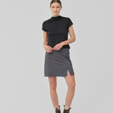 Klassisk A-formet nederdel i grå i kort længde. GaleMD 2 skirt har et simpelt design med skjult lynlås i sidesømmen og slids foran.&nbsp;