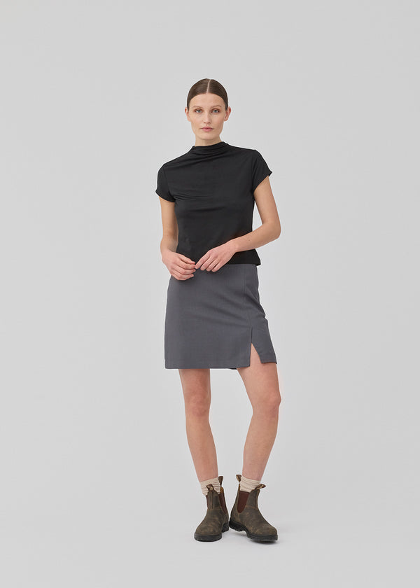 Klassisk A-formet nederdel i grå i kort længde. GaleMD 2 skirt har et simpelt design med skjult lynlås i sidesømmen og slids foran.&nbsp;