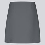 Klassisk A-formet nederdel i grå i kort længde. GaleMD 2 skirt har et simpelt design med skjult lynlås i sidesømmen og slids foran. 