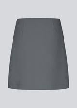 Klassisk A-formet nederdel i grå i kort længde. GaleMD 2 skirt har et simpelt design med skjult lynlås i sidesømmen og slids foran. 