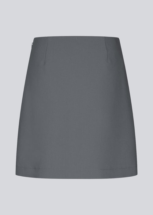 Klassisk A-formet nederdel i grå i kort længde. GaleMD 2 skirt har et simpelt design med skjult lynlås i sidesømmen og slids foran. 
