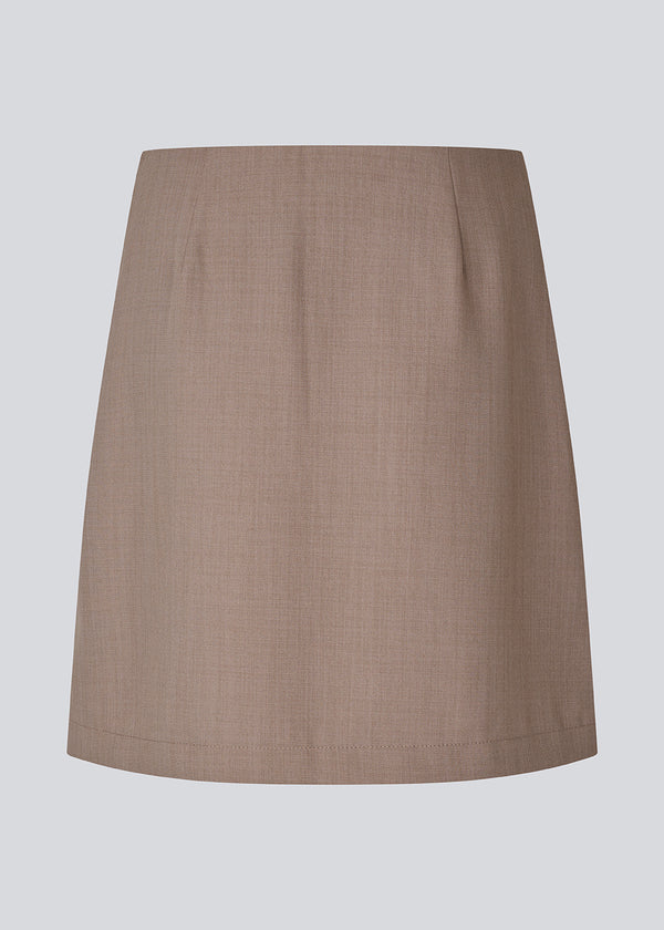 Klassisk A-formet nederdel i kort længde. GaleMD 2 skirt har et simpelt design med skjult lynlås i sidesømmen og slids foran. 