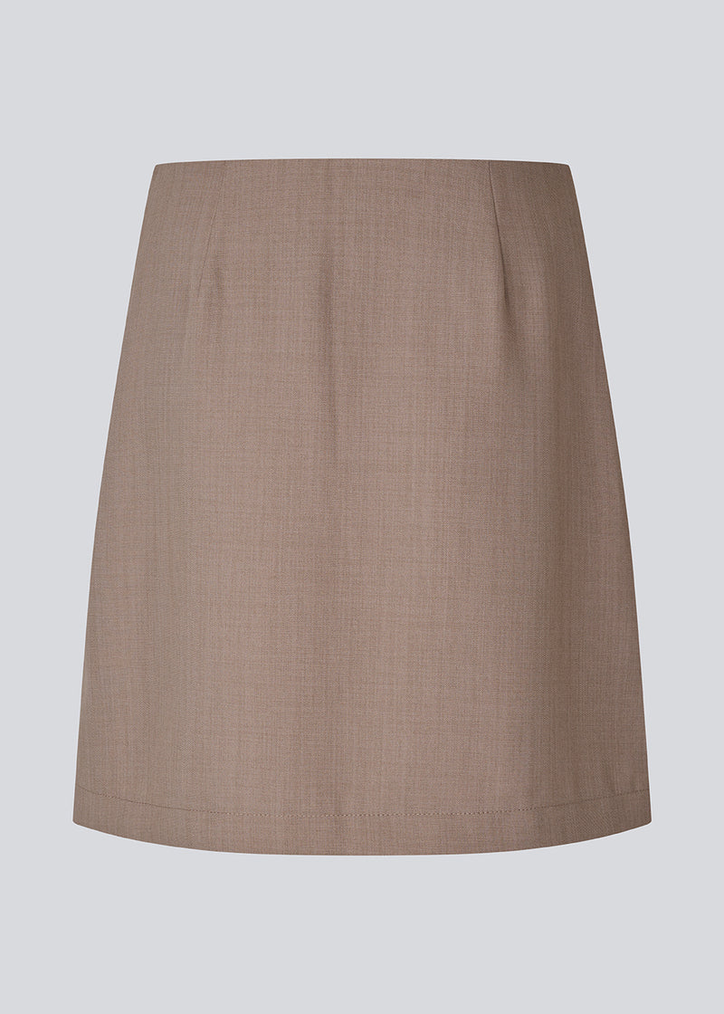 Klassisk A-formet nederdel i kort længde. GaleMD 2 skirt har et simpelt design med skjult lynlås i sidesømmen og slids foran. 