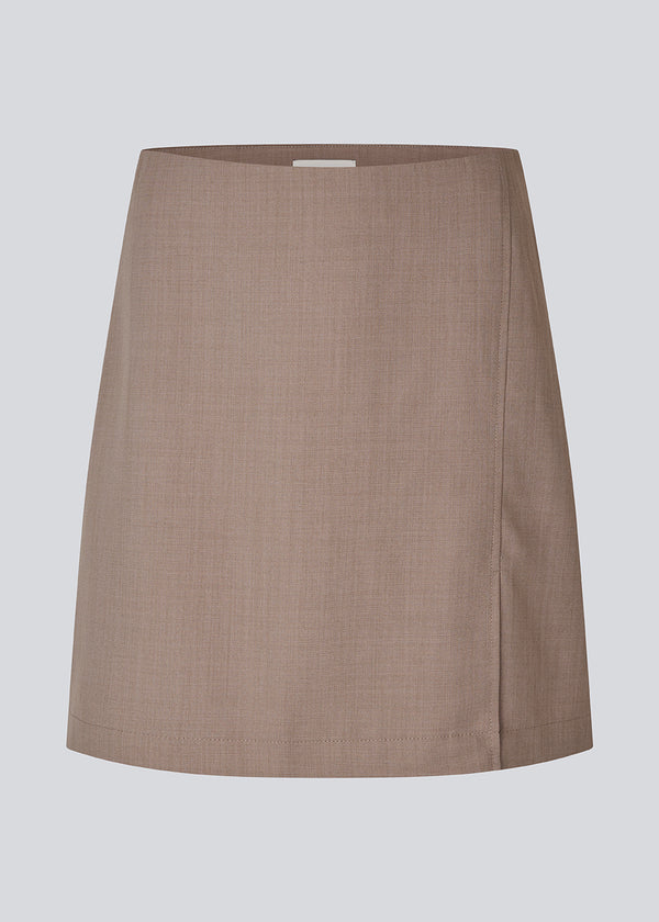 Klassisk A-formet nederdel i kort længde. GaleMD 2 skirt har et simpelt design med skjult lynlås i sidesømmen og slids foran. 