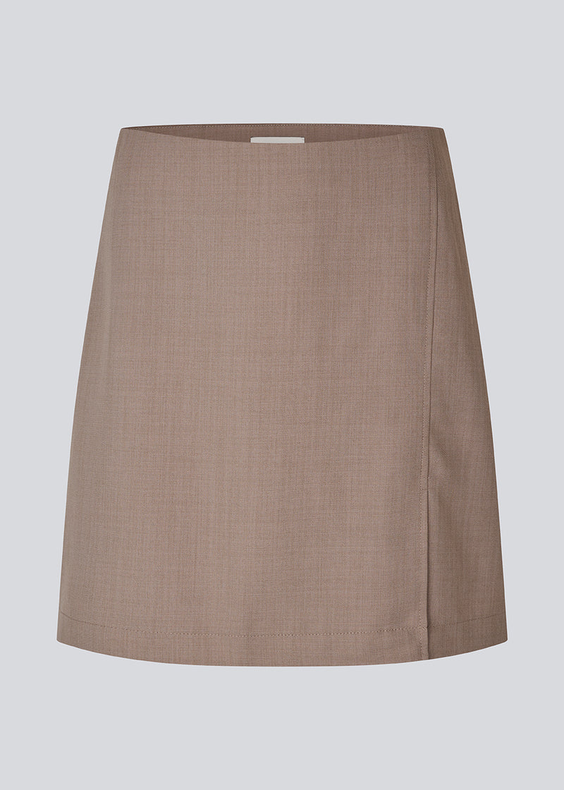 Klassisk A-formet nederdel i kort længde. GaleMD 2 skirt har et simpelt design med skjult lynlås i sidesømmen og slids foran. 