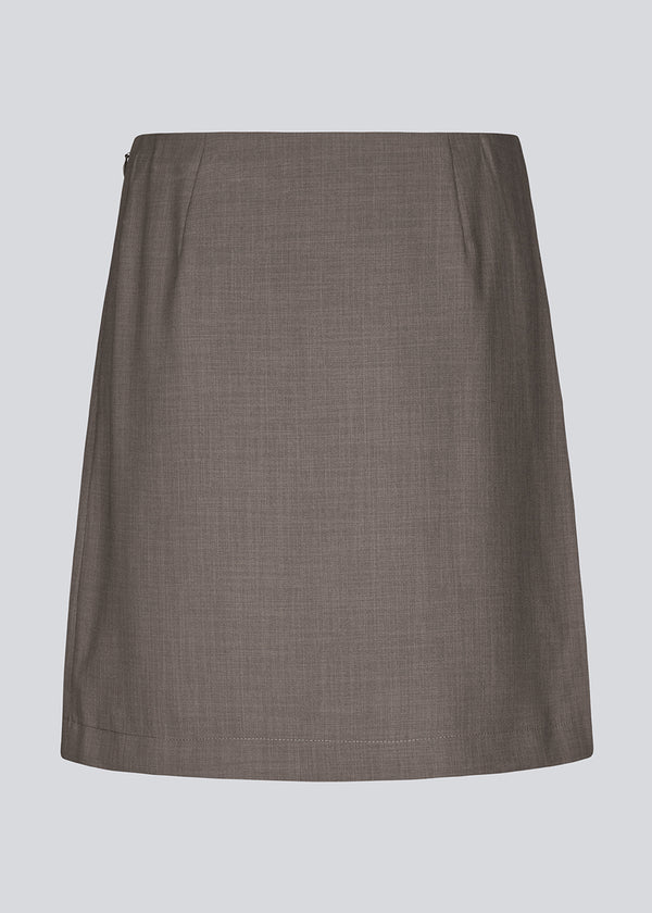 Klassisk brun A-formet nederdel i kort længde. GaleMD 2 skirt har et simpelt design med skjult lynlås i sidesømmen og slids foran.&nbsp;