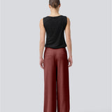 Røde bukser i vores klassiske Gale-design, men i en lettere kvalitet. GaleMD 2 wide pants har lige, vide ben med læg og sidelommer. Modellen er 175 cm og har en str. s/36 på.