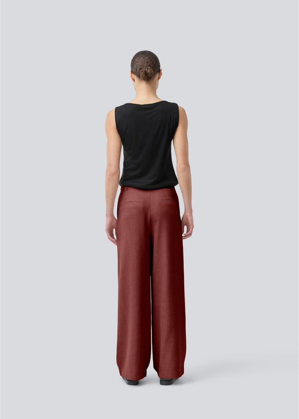 Røde bukser i vores klassiske Gale-design, men i en lettere kvalitet. GaleMD 2 wide pants har lige, vide ben med læg og sidelommer. Modellen er 175 cm og har en str. s/36 på.