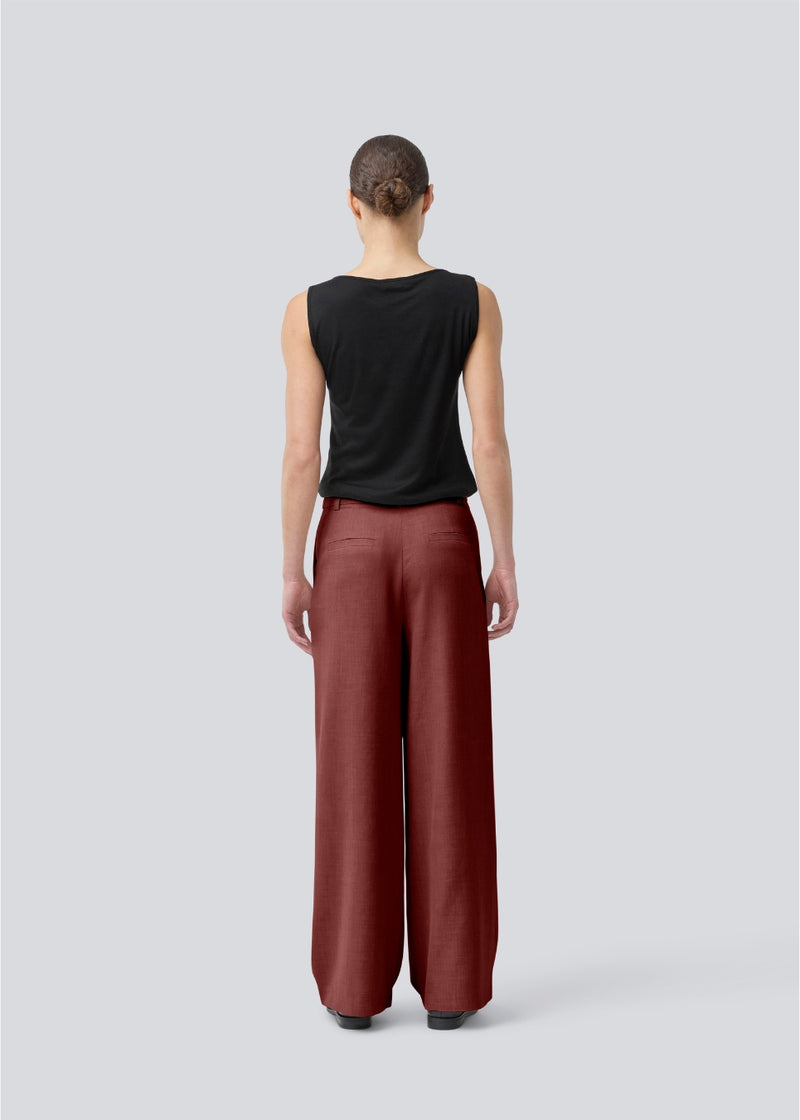 Røde bukser i vores klassiske Gale-design, men i en lettere kvalitet. GaleMD 2 wide pants har lige, vide ben med læg og sidelommer. Modellen er 175 cm og har en str. s/36 på.