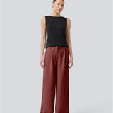 Røde bukser i vores klassiske Gale-design, men i en lettere kvalitet. GaleMD 2 wide pants har lige, vide ben med læg og sidelommer. Modellen er 175 cm og har en str. s/36 på.