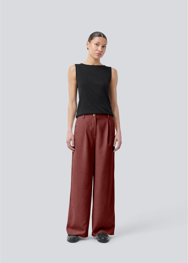 Røde bukser i vores klassiske Gale-design, men i en lettere kvalitet. GaleMD 2 wide pants har lige, vide ben med læg og sidelommer. Modellen er 175 cm og har en str. s/36 på.
