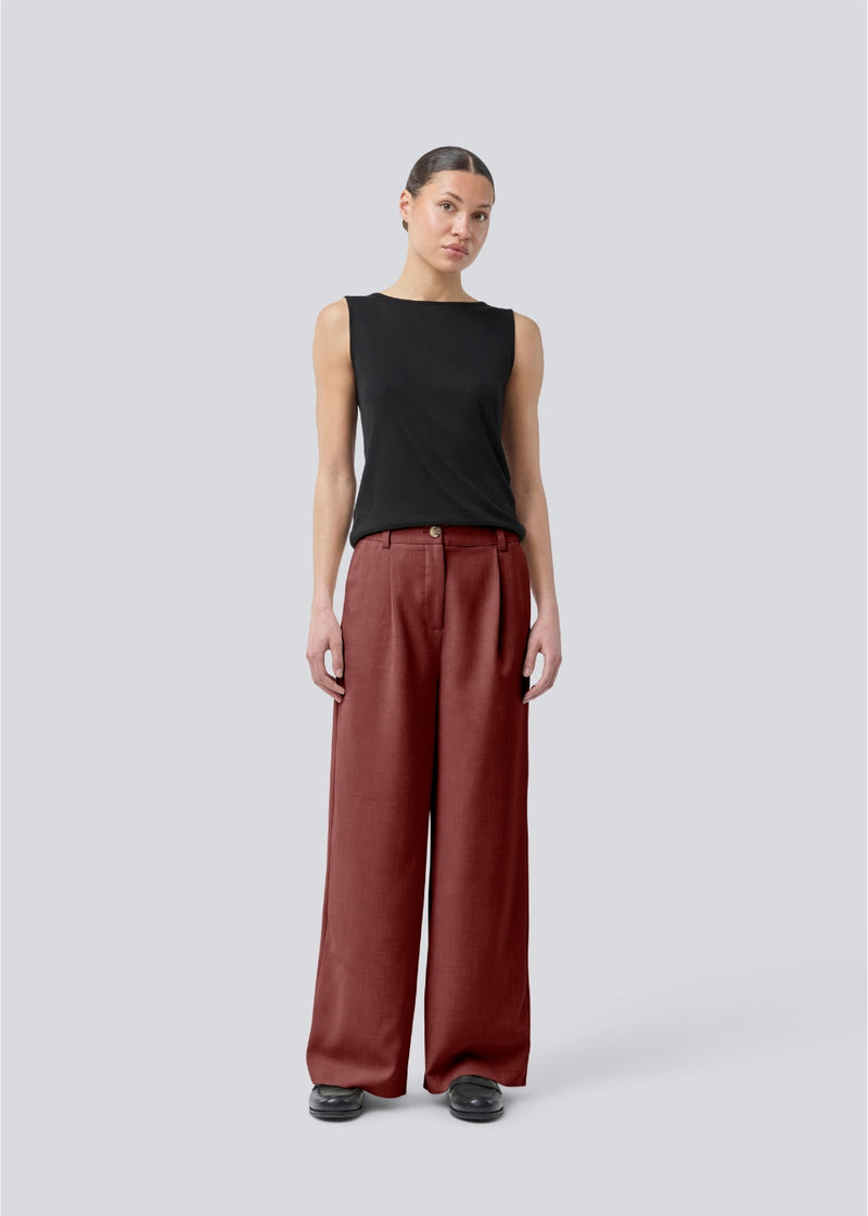 Røde bukser i vores klassiske Gale-design, men i en lettere kvalitet. GaleMD 2 wide pants har lige, vide ben med læg og sidelommer. Modellen er 175 cm og har en str. s/36 på.