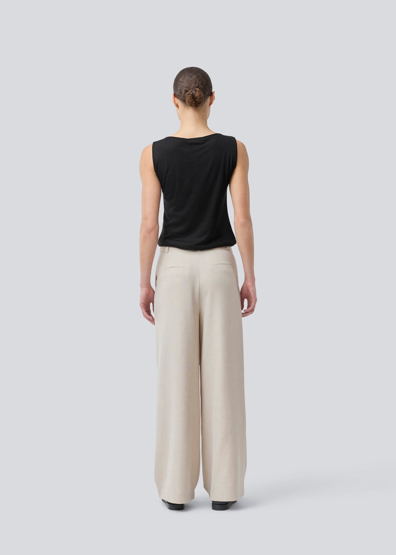 Lyse bukser med afslappet pasform. GaleMD 2 wide pants har almindelig talje med læg foran og brede, lange ben. Dekorative paspolerede lommer bagpå og sidelommer.