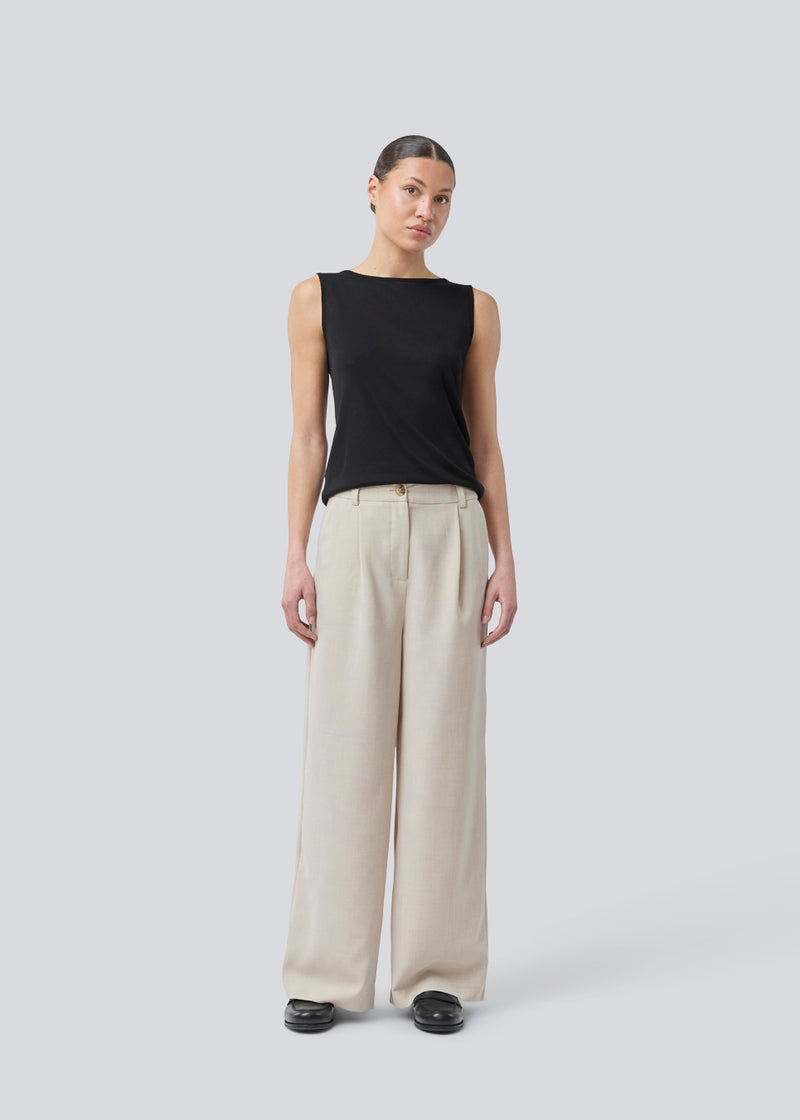 Lyse bukser med afslappet pasform. GaleMD 2 wide pants har almindelig talje med læg foran og brede, lange ben. Dekorative paspolerede lommer bagpå og sidelommer.