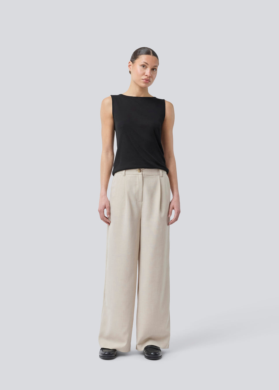 Lyse bukser med afslappet pasform. GaleMD 2 wide pants har almindelig talje med læg foran og brede, lange ben. Dekorative paspolerede lommer bagpå og sidelommer.