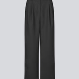 Sorte bukser med afslappet pasform. GaleMD 2 wide pants har almindelig talje med læg foran og brede, lange ben. Dekorative paspolerede lommer bagpå og sidelommer.