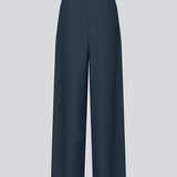 Mørkeblå bukser i vores klassiske Gale-design, men i en lettere kvalitet. GaleMD 2 wide pants har lige, vide ben med læg og sidelommer.