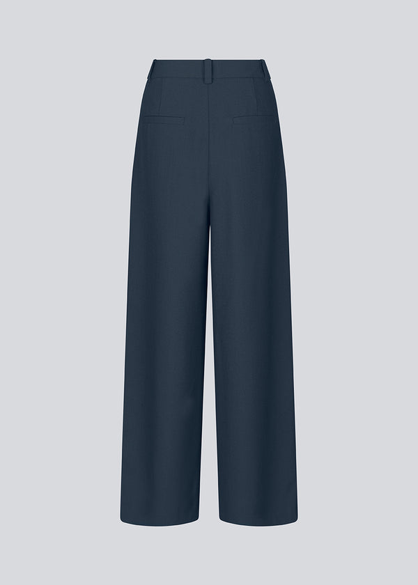 Mørkeblå bukser i vores klassiske Gale-design, men i en lettere kvalitet. GaleMD 2 wide pants har lige, vide ben med læg og sidelommer.