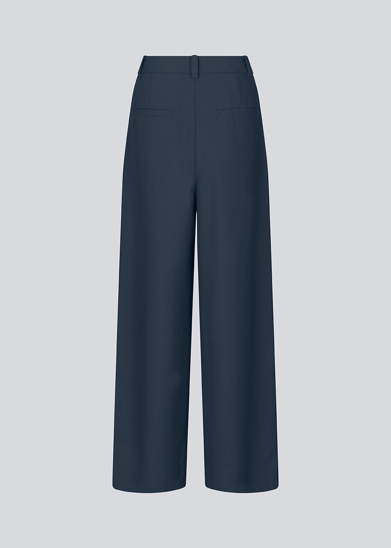 Mørkeblå bukser i vores klassiske Gale-design, men i en lettere kvalitet. GaleMD 2 wide pants har lige, vide ben med læg og sidelommer.