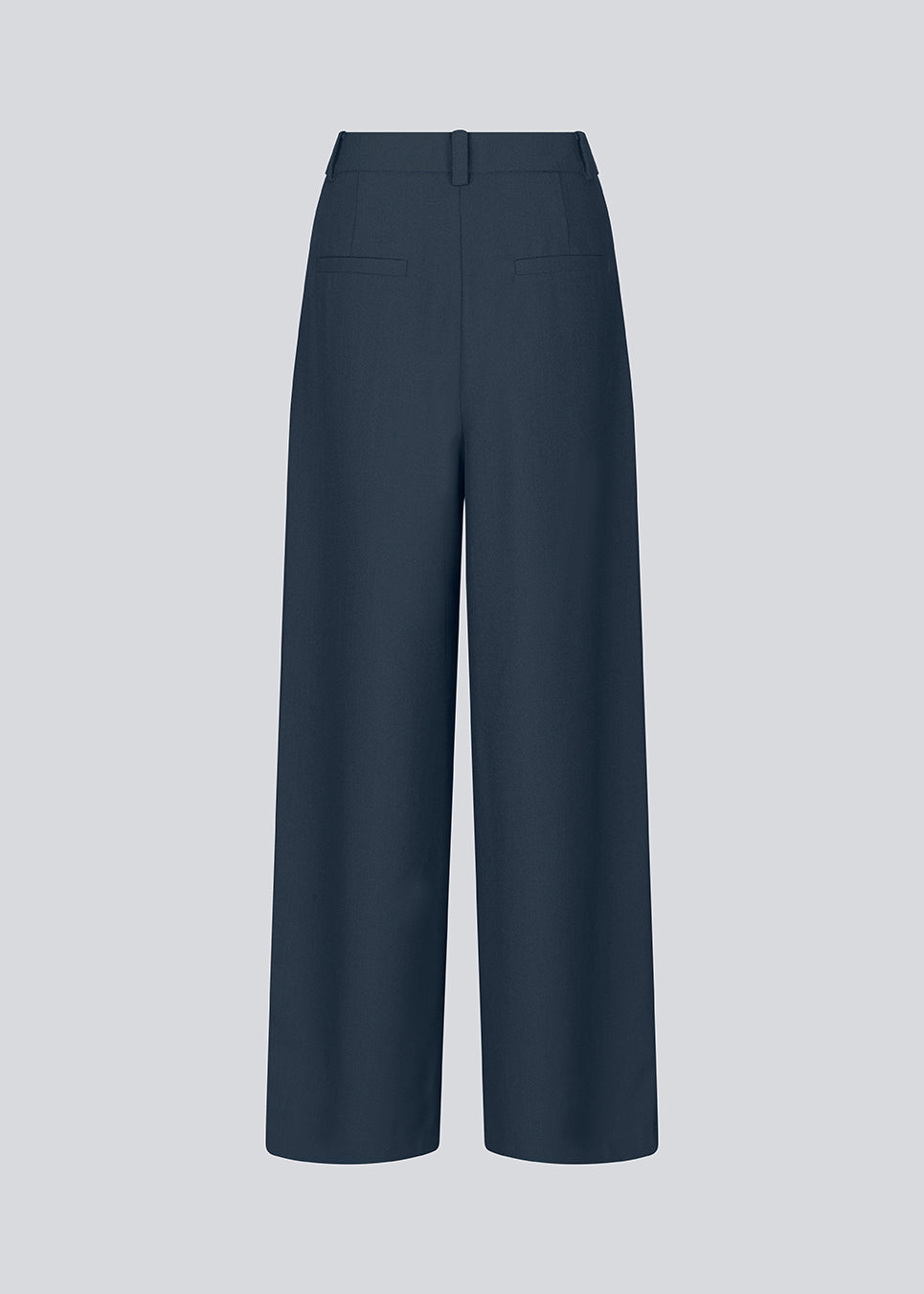 Mørkeblå bukser i vores klassiske Gale-design, men i en lettere kvalitet. GaleMD 2 wide pants har lige, vide ben med læg og sidelommer.