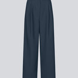Mørkeblå bukser i vores klassiske Gale-design, men i en lettere kvalitet. GaleMD 2 wide pants har lige, vide ben med læg og sidelommer.