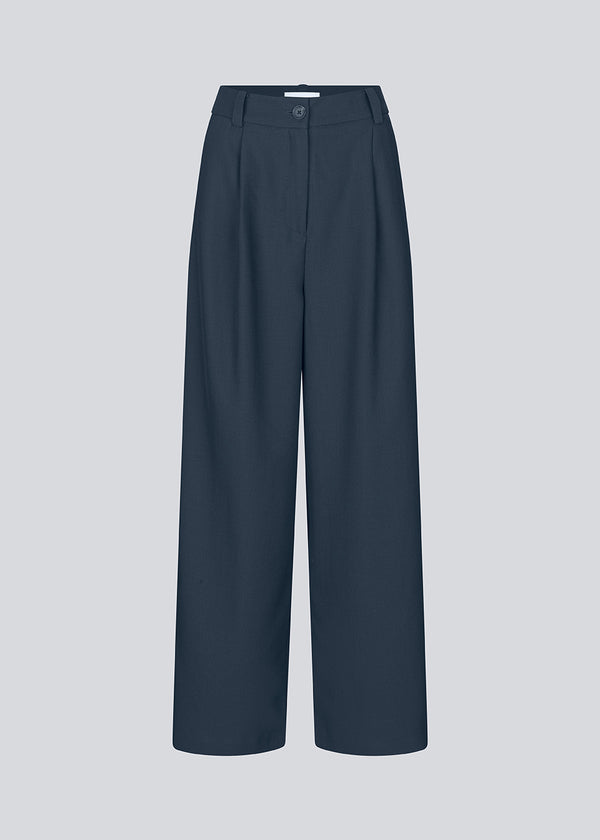 Mørkeblå bukser i vores klassiske Gale-design, men i en lettere kvalitet. GaleMD 2 wide pants har lige, vide ben med læg og sidelommer.