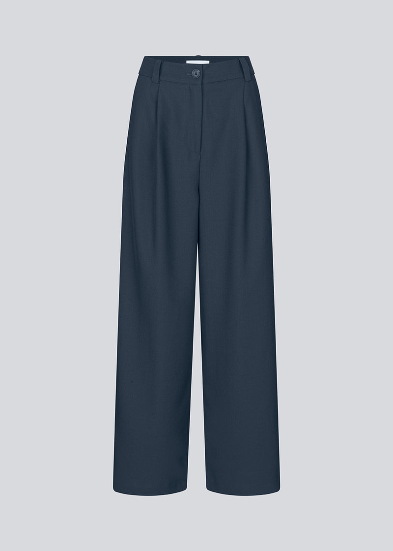 Mørkeblå bukser i vores klassiske Gale-design, men i en lettere kvalitet. GaleMD 2 wide pants har lige, vide ben med læg og sidelommer.