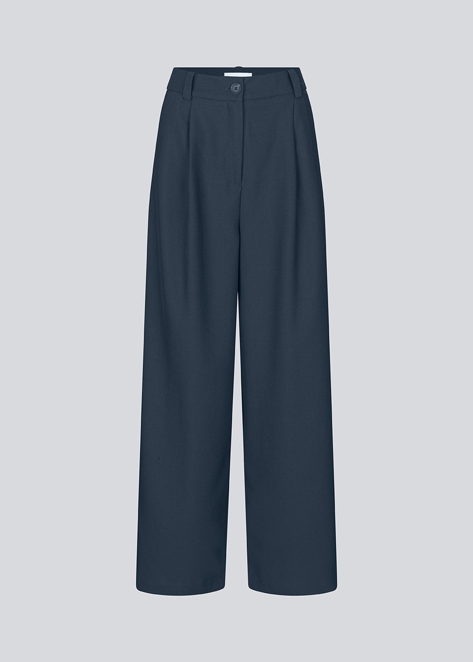 Mørkeblå bukser i vores klassiske Gale-design, men i en lettere kvalitet. GaleMD 2 wide pants har lige, vide ben med læg og sidelommer.