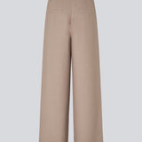 Opgrader din garderobe med GaleMD 2 Wide Pants fra Modström – en perfekt kombination af stil og komfort. Disse bukser i brun har en løs pasform, høj talje og læg, der giver et elegant og flatterende look. Den neutrale Spring Dust farve gør dem lette at style til enhver anledning – fra afslappede hverdage til mere formelle outfits.