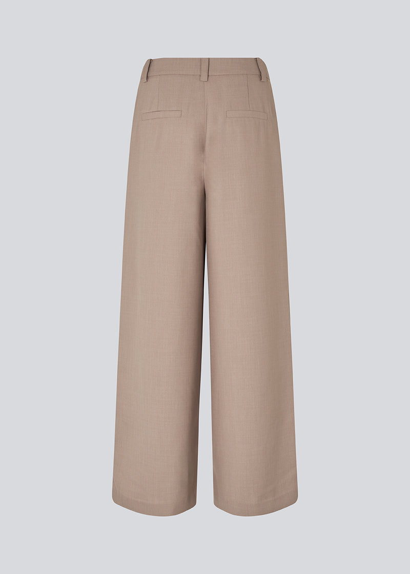 Opgrader din garderobe med GaleMD 2 Wide Pants fra Modström – en perfekt kombination af stil og komfort. Disse bukser i brun har en løs pasform, høj talje og læg, der giver et elegant og flatterende look. Den neutrale Spring Dust farve gør dem lette at style til enhver anledning – fra afslappede hverdage til mere formelle outfits.