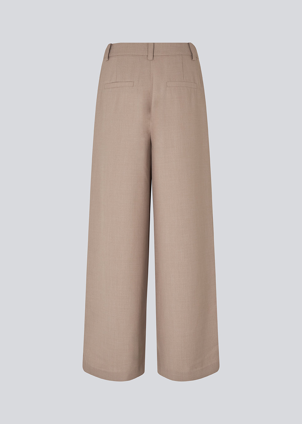 Opgrader din garderobe med GaleMD 2 Wide Pants fra Modström – en perfekt kombination af stil og komfort. Disse bukser i brun har en løs pasform, høj talje og læg, der giver et elegant og flatterende look. Den neutrale Spring Dust farve gør dem lette at style til enhver anledning – fra afslappede hverdage til mere formelle outfits.