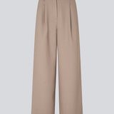 Opgrader din garderobe med GaleMD 2 Wide Pants fra Modström – en perfekt kombination af stil og komfort. Disse bukser i brun har en løs pasform, høj talje og læg, der giver et elegant og flatterende look. Den neutrale Spring Dust farve gør dem lette at style til enhver anledning – fra afslappede hverdage til mere formelle outfits.