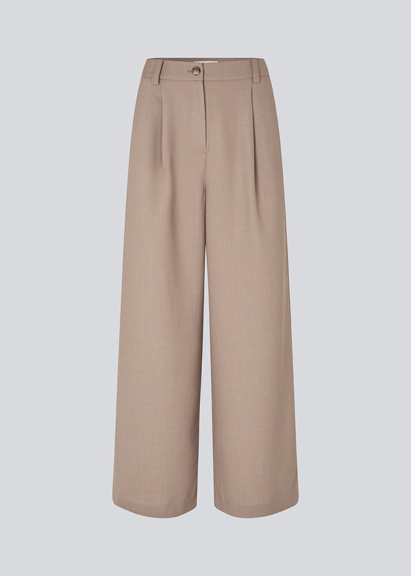 Opgrader din garderobe med GaleMD 2 Wide Pants fra Modström – en perfekt kombination af stil og komfort. Disse bukser i brun har en løs pasform, høj talje og læg, der giver et elegant og flatterende look. Den neutrale Spring Dust farve gør dem lette at style til enhver anledning – fra afslappede hverdage til mere formelle outfits.