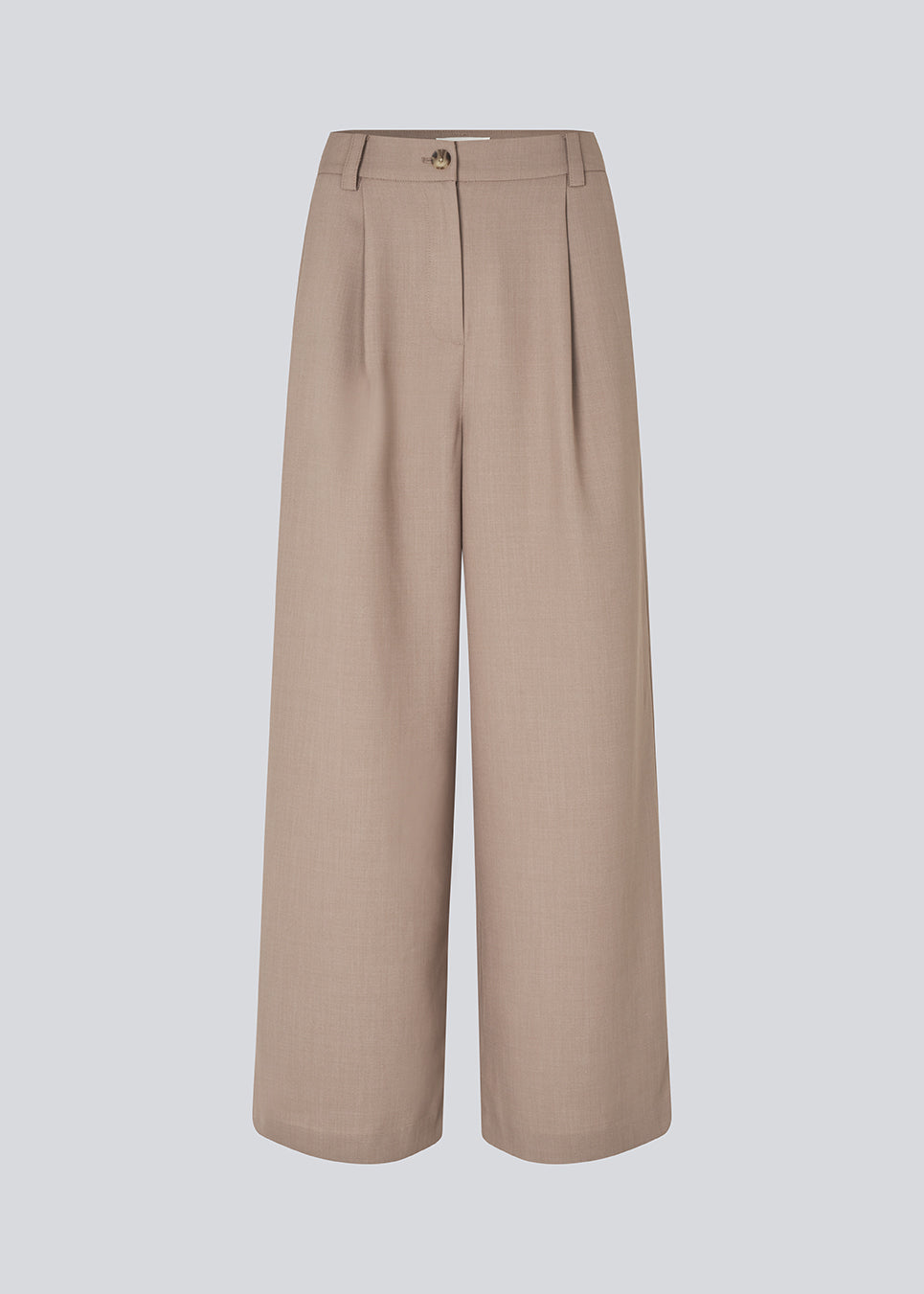 Opgrader din garderobe med GaleMD 2 Wide Pants fra Modström – en perfekt kombination af stil og komfort. Disse bukser i brun har en løs pasform, høj talje og læg, der giver et elegant og flatterende look. Den neutrale Spring Dust farve gør dem lette at style til enhver anledning – fra afslappede hverdage til mere formelle outfits.