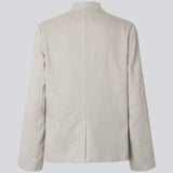 Klassisk dobbeltradet blazer i hør. GaleMD Linen Loose Blazer har reverskrave, knappelukning og lommer. En let og elegant blazer, der kombinerer tidløst design med afslappet silhuet.