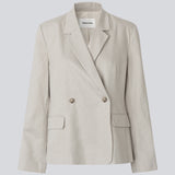 Klassisk dobbeltradet blazer i hør. GaleMD Linen Loose Blazer har reverskrave, knappelukning og lommer. En let og elegant blazer, der kombinerer tidløst design med afslappet silhuet.