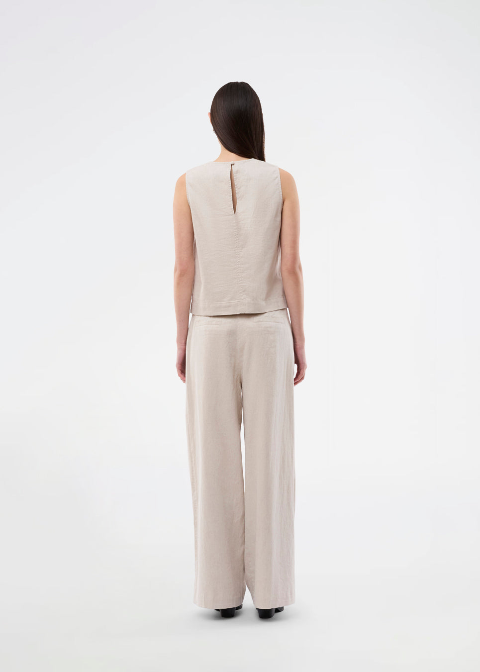 Ærmeløs top i hør. GaleMD Linen Top har rund halsudskæring og hæktelukning i nakken. En let og elegant top, perfekt til både afslappede og stilfulde sommerlooks.