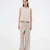 Vores klassiske Gale Wide model i hør kvalitet. GaleMD Linen Wide Pants har almindelig talje med læg foran og brede, lange ben. Dekorative paspolerede lommer bagpå og sidelommer giver et moderne og elegant look.