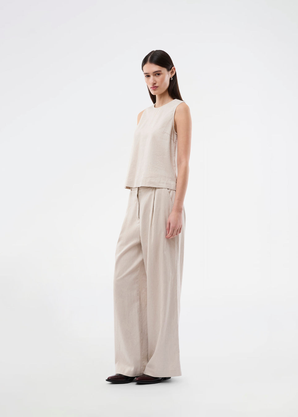 Ærmeløs top i hør. GaleMD Linen Top har rund halsudskæring og hæktelukning i nakken. En let og elegant top, perfekt til både afslappede og stilfulde sommerlooks.