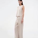 Ærmeløs top i hør. GaleMD Linen Top har rund halsudskæring og hæktelukning i nakken. En let og elegant top, perfekt til både afslappede og stilfulde sommerlooks.