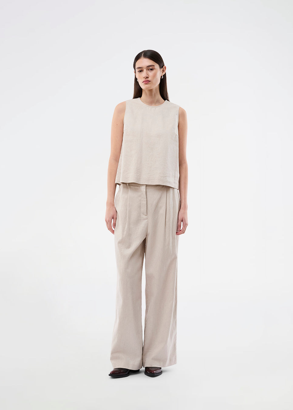 Ærmeløs top i hør. GaleMD Linen Top har rund halsudskæring og hæktelukning i nakken. En let og elegant top, perfekt til både afslappede og stilfulde sommerlooks.