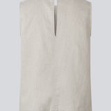 Ærmeløs top i hør. GaleMD Linen Top har rund halsudskæring og hæktelukning i nakken. En let og elegant top, perfekt til både afslappede og stilfulde sommerlooks.