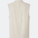 Vores klassiske Gale Vest i hør kvalitet. GaleMD linen vest har et løst fit, er ærmeløs og har knappelukning fortil. Et tidløst og elegant valg, der kombinerer lethed med moderne, afslappet silhuet.